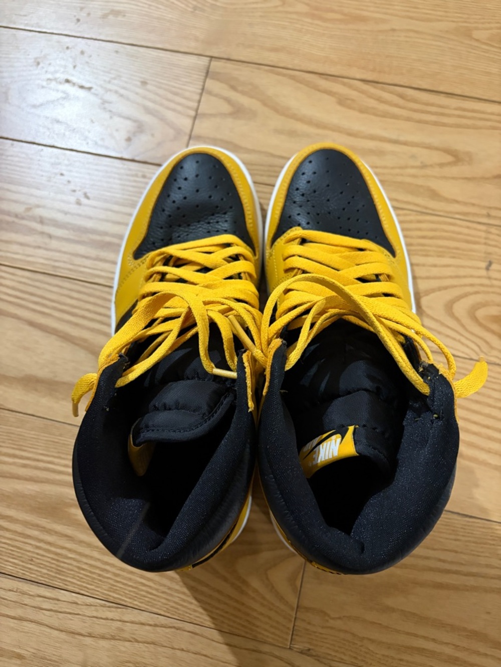 Air Jordan AJ1 Men Retro High OG High-Top Sneakers in Yellow and Black - Picture 4 of 6